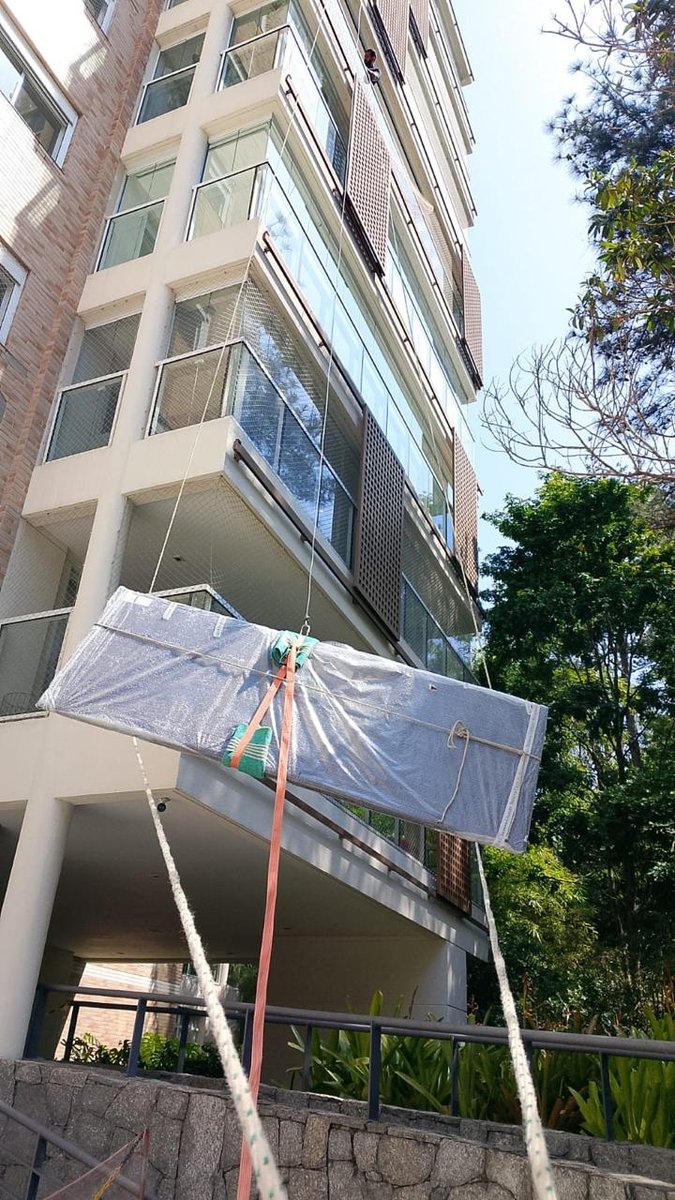 Içamento vertical de móvel em prédio residencial
