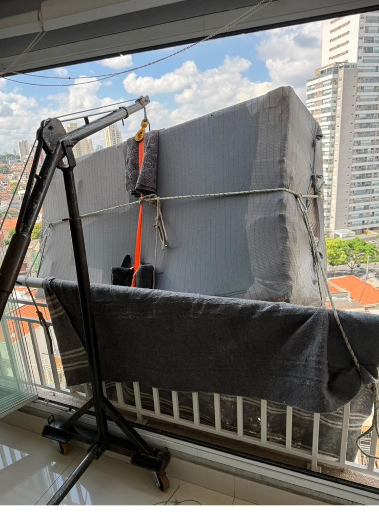 Içamento de sofá pela fachada de prédio em São Paulo com minigrua