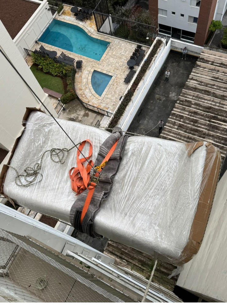 Içamento de móvel visto de cima em condomínio de São Paulo