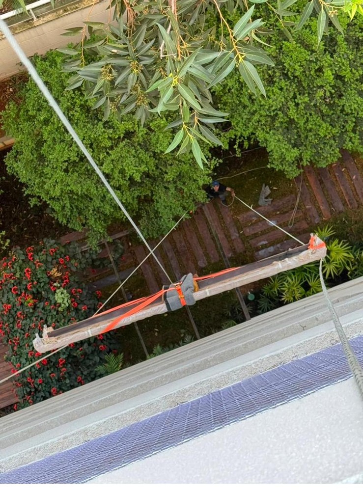 Içamento de peça metálica longa vista de cima