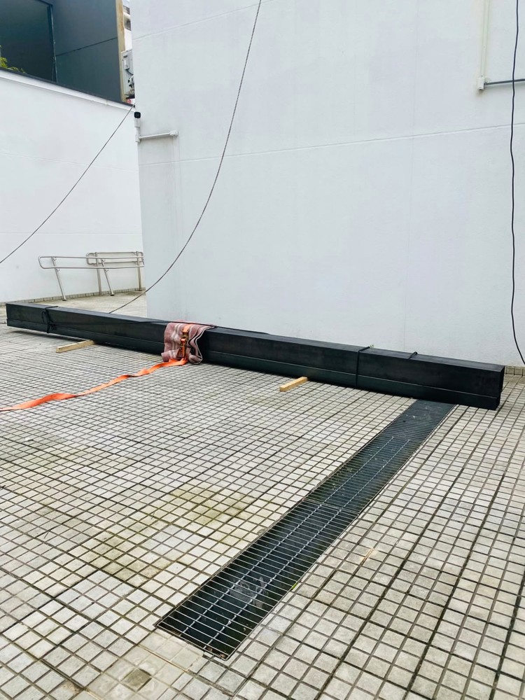 Vigas metálicas longas preparadas para içamento em São Paulo