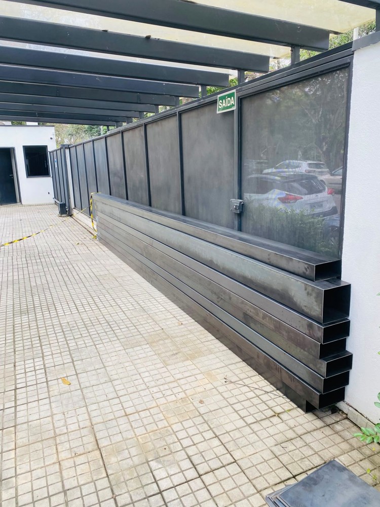 Perfis de aço estrutural para içamento em obra