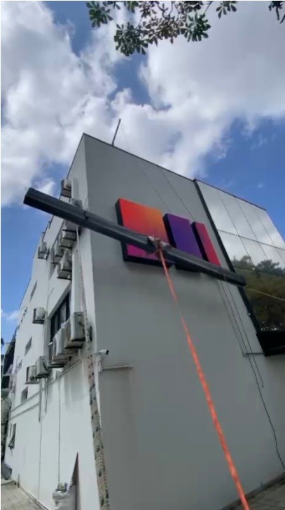 Içamento de viga de aço pela fachada de prédio em São Paulo